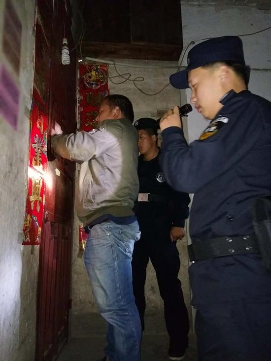 碧江区粗心妈妈误将幼女锁家中 民警全城寻开锁师傅开门