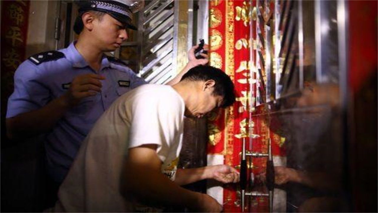 碧江区请开锁师傅开了锁后，师傅为什么一般都不进门，就算主人请也不进去？